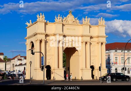 Potsdam, Allemagne. 23 juin 2020. La porte de Brandebourg dans la lumière du soleil couchant. La porte, calquée sur un arc de triomphe romain à l'extrémité ouest de Brandenburger Strasse, a été conçue par l'ordre de Frederick le Grand entre 1770 et 1771. À cette fin, l'ancienne porte simple a été démolie après la fin de la guerre de sept ans. L'architecte Carl von Gontard a conçu le côté de la ville, tandis que son étudiant Georg Christian Unger a conçu le côté faisant face au pays. Credit: Soeren Stache/dpa-Zentralbild/ZB/dpa/Alay Live News Banque D'Images