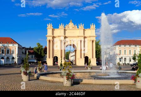 Potsdam, Allemagne. 23 juin 2020. La fontaine de Luisenplatz sur fond de porte de Brandebourg à la lumière du soleil couchant. La porte, modelée sur une arche triomphale romaine à l'extrémité ouest de la Brandenburger Straße, a été conçue par ordre de Frédéric le Grand entre 1770 et 1771. À cette fin, l'ancienne porte simple a été démolie après la fin de la guerre de sept ans. L'architecte Carl von Gontard a conçu le côté de la ville, tandis que son étudiant Georg Christian Unger a conçu le côté faisant face au pays. Credit: Soeren Stache/dpa-Zentralbild/ZB/dpa/Alay Live News Banque D'Images