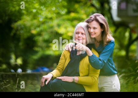 Portrait d'une femme âgée et d'une fille adulte regardant quelque chose dans un parc Banque D'Images