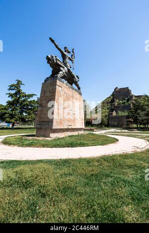 Géorgie, Shida Kartli, Gori, statue de Lomtchabuki devant la forteresse de Gori Banque D'Images