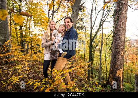 Portrait de famille souriante en forêt pendant l'automne Banque D'Images