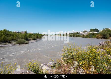 Géorgie, Shida Kartli, Gori, ciel clair sur la rivière au printemps Banque D'Images