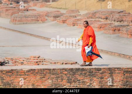 L'image des moines Budhistes à Sarnath Stupa, Varanasi, Uttar Pradesh, Inde, Asie Banque D'Images