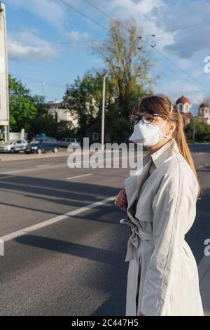 Femme portant un masque dans la ville Banque D'Images