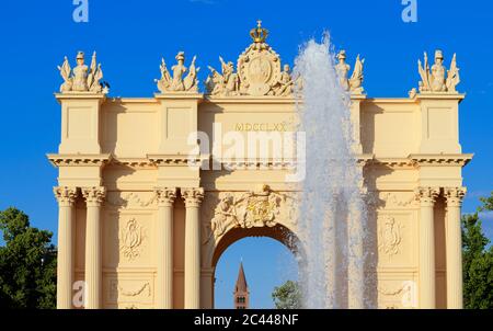 Potsdam, Allemagne. 23 juin 2020. La fontaine de Luisenplatz sur fond de porte de Brandebourg à la lumière du soleil couchant. La porte, modelée sur une arche triomphale romaine à l'extrémité ouest de la Brandenburger Straße, a été conçue par ordre de Frédéric le Grand entre 1770 et 1771. À cette fin, l'ancienne porte simple a été démolie après la fin de la guerre de sept ans. L'architecte Carl von Gontard a conçu le côté de la ville, tandis que son étudiant Georg Christian Unger a conçu le côté faisant face au pays. Credit: Soeren Stache/dpa-Zentralbild/ZB/dpa/Alay Live News Banque D'Images