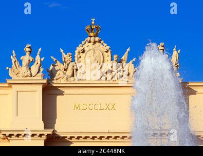 Potsdam, Allemagne. 23 juin 2020. La fontaine de Luisenplatz sur fond de porte de Brandebourg à la lumière du soleil couchant. La porte, modelée sur une arche triomphale romaine à l'extrémité ouest de la Brandenburger Straße, a été conçue par ordre de Frédéric le Grand entre 1770 et 1771. À cette fin, l'ancienne porte simple a été démolie après la fin de la guerre de sept ans. L'architecte Carl von Gontard a conçu le côté de la ville, tandis que son étudiant Georg Christian Unger a conçu le côté faisant face au pays. Credit: Soeren Stache/dpa-Zentralbild/ZB/dpa/Alay Live News Banque D'Images