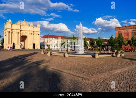 Potsdam, Allemagne. 23 juin 2020. La fontaine de Luisenplatz sur fond de porte de Brandebourg à la lumière du soleil couchant. La porte, modelée sur une arche triomphale romaine à l'extrémité ouest de la Brandenburger Straße, a été conçue par ordre de Frédéric le Grand entre 1770 et 1771. À cette fin, l'ancienne porte simple a été démolie après la fin de la guerre de sept ans. L'architecte Carl von Gontard a conçu le côté de la ville, tandis que son étudiant Georg Christian Unger a conçu le côté faisant face au pays. Credit: Soeren Stache/dpa-Zentralbild/ZB/dpa/Alay Live News Banque D'Images