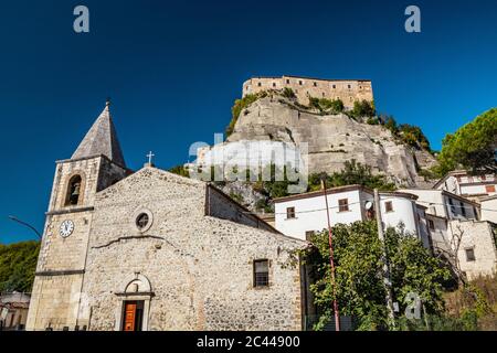 Vue sur l'ancien village de Cerro al Volturno. Le château de Pandone se dresse au sommet de la colline, sur un éperon rocheux. L'église de la ville avec le clocher Banque D'Images