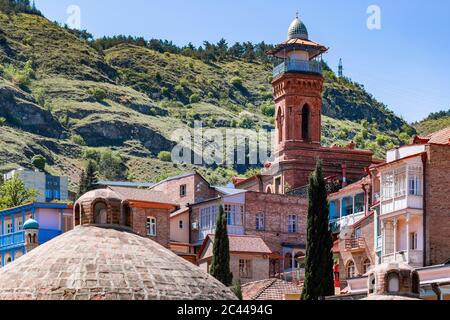 Mosquée Jumah et bâtiments résidentiels contre la montagne, Tbilissi, Géorgie Banque D'Images