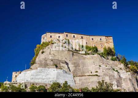 Vue sur l'ancien village de Cerro al Volturno. Le château de Pandone se dresse au sommet de la colline, sur un éperon rocheux. Isernia, Molise, Italie. Banque D'Images