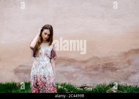 Jeune femme portant une robe à motif fleuri Banque D'Images