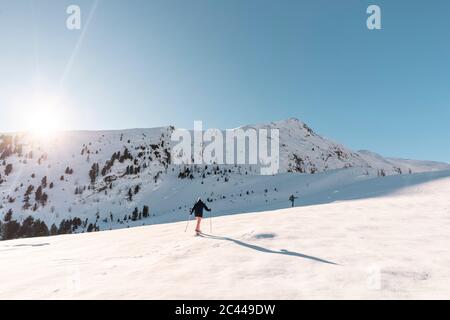 Autriche, Carinthie, Reichenau, Nockberge, Falkert, Homme ski de randonnée par beau temps Banque D'Images