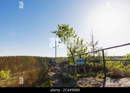 Allemagne, Eifel, Eifel, région de Monschau, pays de Monschauer, Oberes Rurtal, Croix de sommet sur l'Ehrensteinley, ranker écrivant au sommet cross livre de visiteur Banque D'Images