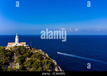 Espagne, Majorque, Cala Ratjada, vue en hélicoptère du phare Far de Capdepera en été Banque D'Images