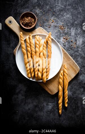 Bol à épices et assiette de gressins italiens frais Banque D'Images