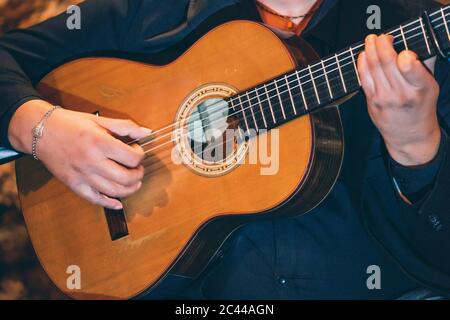 Gros plan sur un homme mature jouant du flamenco à la guitare en jouant en club Banque D'Images