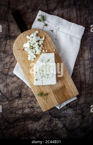 Fromage feta sur planche à découper Banque D'Images