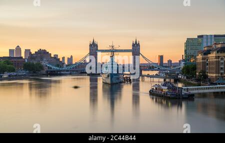 LONDRES, Royaume-Uni - 6 JUILLET 2016 : vue sur Tower Bridge et HMS Belfast le matin. Un ciel coloré peut être vu. Banque D'Images