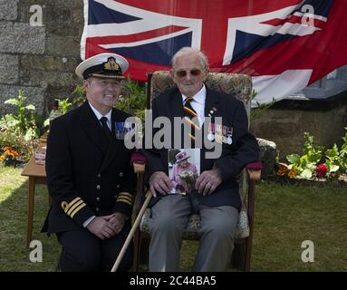 Le 100e anniversaire du héros de Dunkerque, marqué par un vétéran enjoué par la mouche, Eric Taylor Cornish maison, HMS Seahawk Band ont pu jouer joyeux anniversaire pour lui. Banque D'Images