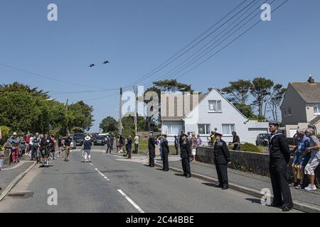 Le 100e anniversaire du héros de Dunkerque, marqué par un vétéran enjoué par la mouche, Eric Taylor Cornish maison, HMS Seahawk Band ont pu jouer joyeux anniversaire pour lui. Banque D'Images