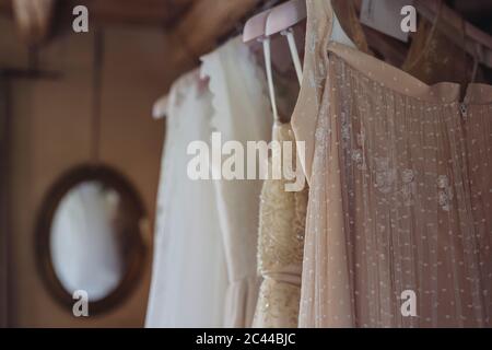 Robes de mariage accrochées à la coathanger Banque D'Images