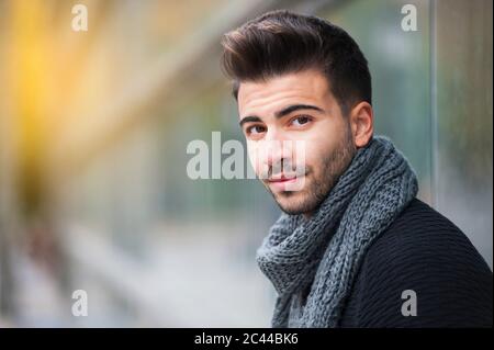 Jeune homme beau avec foulard autour du cou Banque D'Images