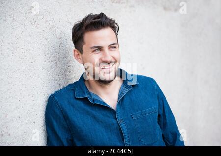 Jeune homme souriant portant une chemise en denim Banque D'Images