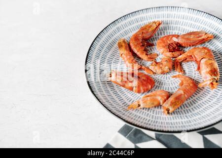 Crevettes grillées dans un bol Banque D'Images