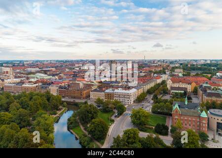 Suède, Scania, Malmö, vue aérienne du Vieux cimetière de Malmö et de la Bibliothèque de la ville de Malmö Banque D'Images