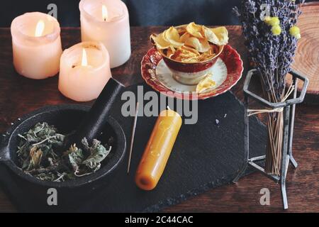 Symboles et sigles sculptés sur un chandelier jaune doré, qui est posé sur une surface noire. Des éléments qui démangent sur un arrière-plan légèrement flou Banque D'Images