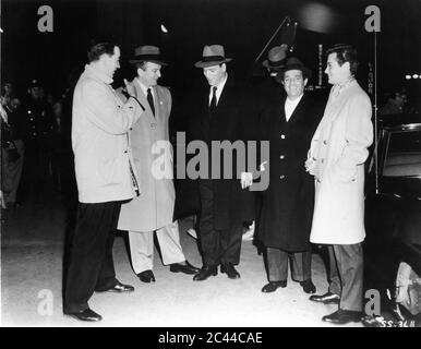 Le réalisateur ALEXANDER MACKENDRICK BURT LANCASTER et TONY CURTIS sur place ont fait du plein de succès pendant le tournage de LA DOUCE ODEUR DU SUCCÈS 1957 roman Ernest Lehman scénario Clifford Odets et Ernest Lehman Norma Productions / Curtleigh Productions / Hecht-Hill-Lancaster Productions / United Artists Banque D'Images