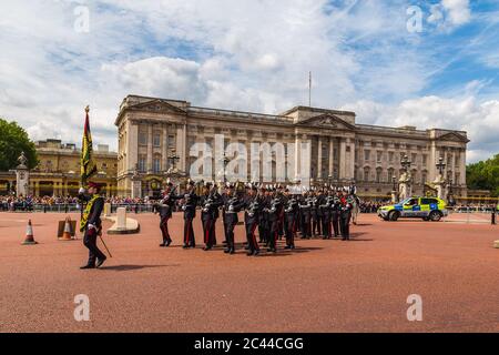 LONDRES, Royaume-Uni - 28 JUIN 2016 : soldats à la cérémonie de la relève de la garde à Buckingham Palace en été Banque D'Images