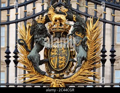 Armoiries royales sur la porte de Buckingham Palace, Londres, Royaume-Uni Banque D'Images