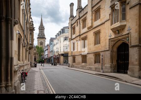 Oxford Turl Street avec Jesus College et la flèche de l'église de la Toussaint Banque D'Images