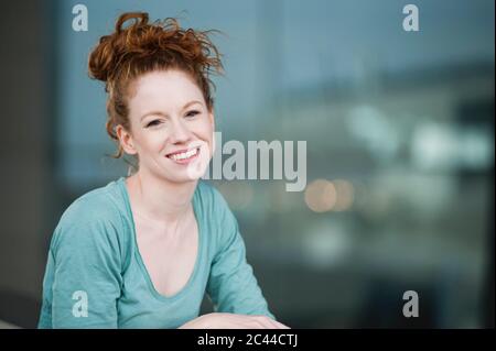 Belle jeune femme smiling outdoors Banque D'Images