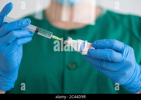 Femme en port de protection préparant la vaccination contre le covid-19 Banque D'Images