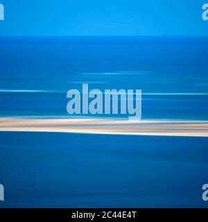 Mer Méditerranée et ciel bleu, Occitanie, France Banque D'Images