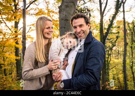 Portrait d'un homme souriant portant debout en forêt par une femme enceinte Banque D'Images