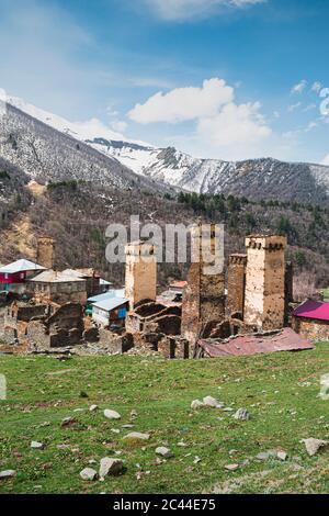 Géorgie, Svaneti, Ushguli, Tours du village de montagne médiéval Banque D'Images