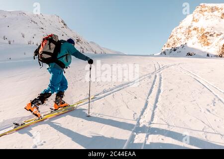 Autriche, Carinthie, Reichenau, Nockberge, Falkert, Homme ski de randonnée par beau temps Banque D'Images