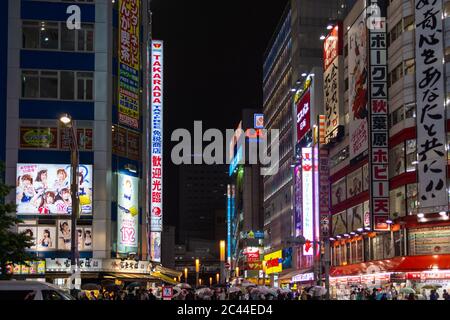 Tokyo / Japon - 21 octobre 2017 : néons du quartier commerçant de Ginza, dans le centre de Tokyo, au Japon Banque D'Images