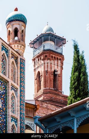 Minaret de la mosquée de Jumah contre ciel dégagé à Tbilissi, Géorgie Banque D'Images