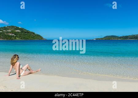 Woman wearing bikini relaxing at long bay beach, Beef island, Îles Vierges Britanniques Banque D'Images