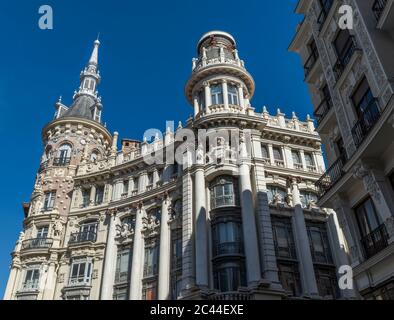 Vue sur le bâtiment Meneses, un bâtiment historique situé sur la Plaza de Canalejas, place Canalejas, à Madrid, Espagne Banque D'Images