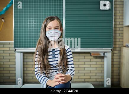 Portrait d'une fille portant un masque en classe Banque D'Images