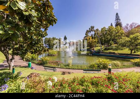 Portugal, île de Madère, Funchal, Étang avec fontaines au parc Santa Catarina, Parque de Santa Catarina Banque D'Images