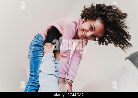 Portrait de la petite fille heureuse jouant avec sa mère à la maison