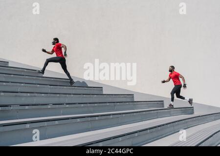 Les sportifs portant des masques de protection s'affrontent dans les escaliers Banque D'Images