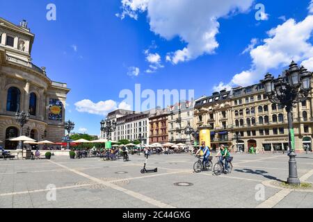 Francfort-sur-le-main, Allemagne - juin 2020 : place de la ville appelée « Opernplatz » dans le centre-ville de Francfort, par beau temps Banque D'Images