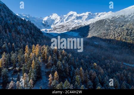 Suisse, canton des Grisons, Saint Moritz, Drone vue sur le brouillard flottant sur la vallée boisée du glacier Morteratsch en automne Banque D'Images